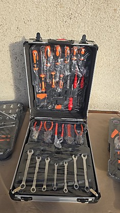 Набор инструментов в чемодане