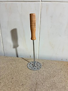 7184. Толкушка метал с деревянной ручкой.