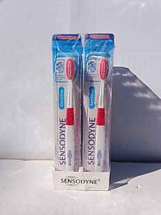 Зубная щетка SENSODYNE