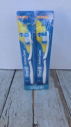 Зубная щетка Oral-B Active Care 